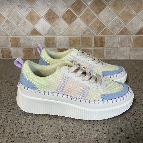 Nicole Miller NWOT Women’s Brita Beige Mist Crochet Sneakers Size 8 - Picture 3 of 9